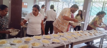 People distributing food assistance in Sri Lanka