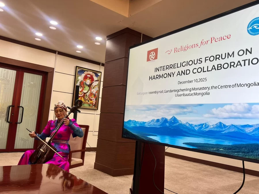 a musician playing at the high-level forum